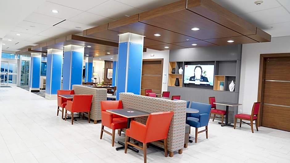 Holiday Inn Express & Suites Dallas Market Ctr - Love Field By IHG