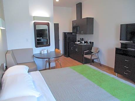 Deluxe King Room - Non-Smoking