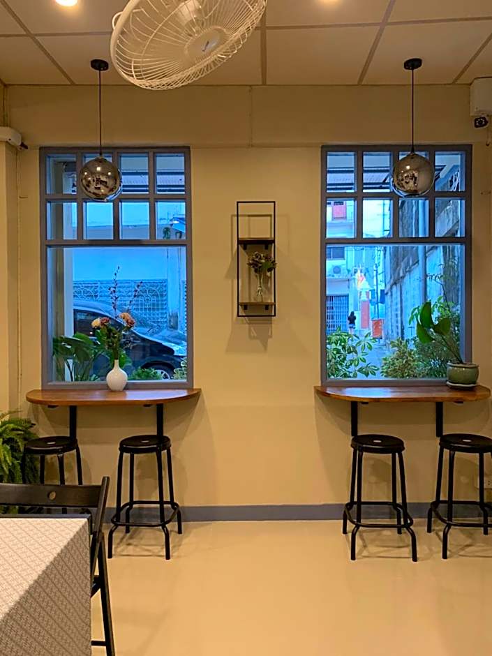 Achcha hotel - itsaraphap MRT station - Wat Arun