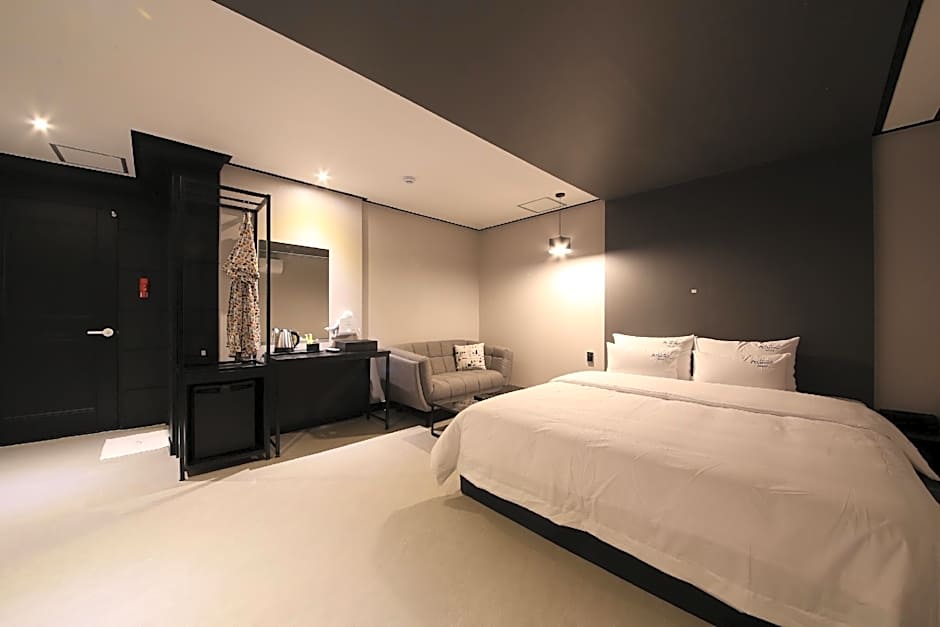 Almond Hotel Gupo Station