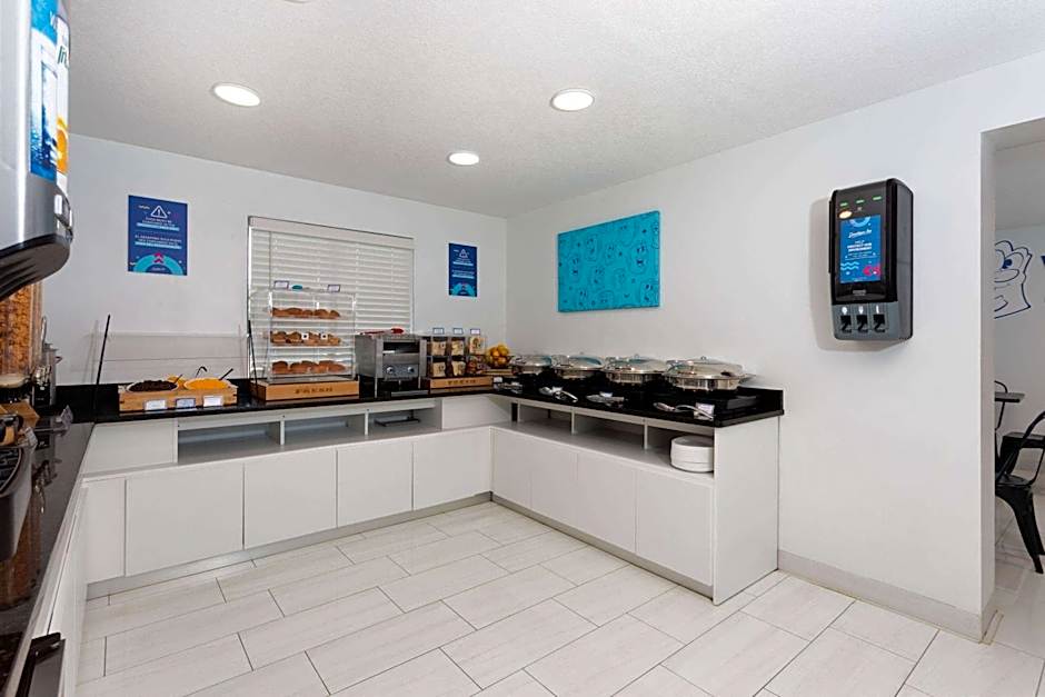 Howard Johnson by Wyndham Orlando Lake Buena Vista South