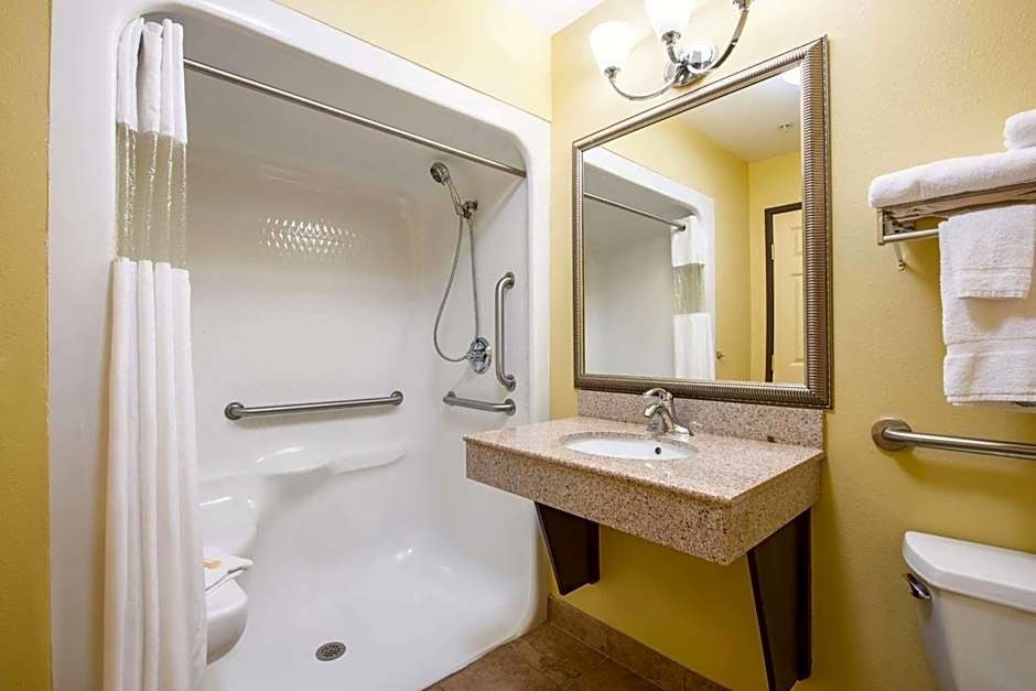 La Quinta Inn & Suites by Wyndham Tulsa Airport