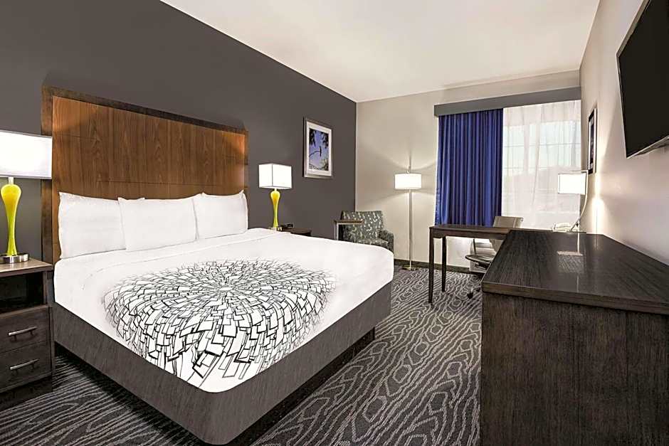 La Quinta Inn & Suites by Wyndham Mercedes Outlet Mall