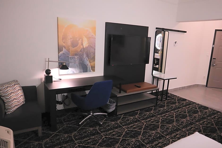 La Quinta Inn & Suites by Wyndham Houston Bush Iah South
