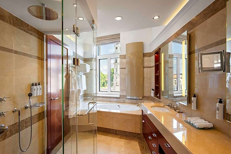 Grand Hotel Vilnius, Curio Collection by Hilton