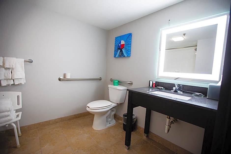 La Quinta Inn & Suites by Wyndham Dallas I-35 Walnut Hill