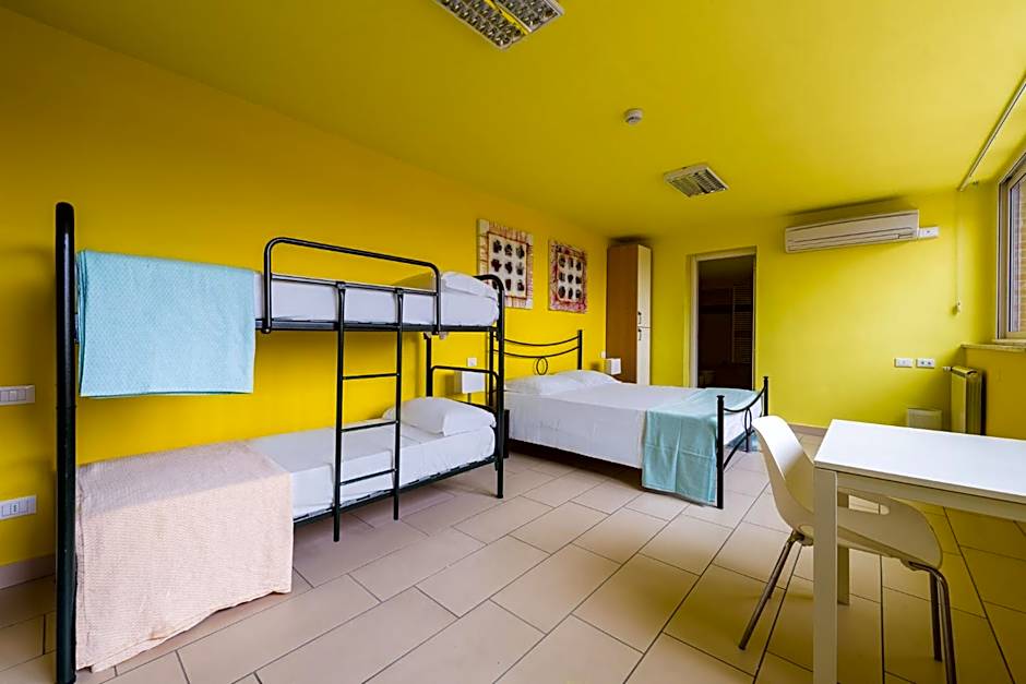 Eliopoli Beach Hostel & Restaurant