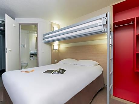 Triple Room (1 Double Bed + 1 Single Bed)