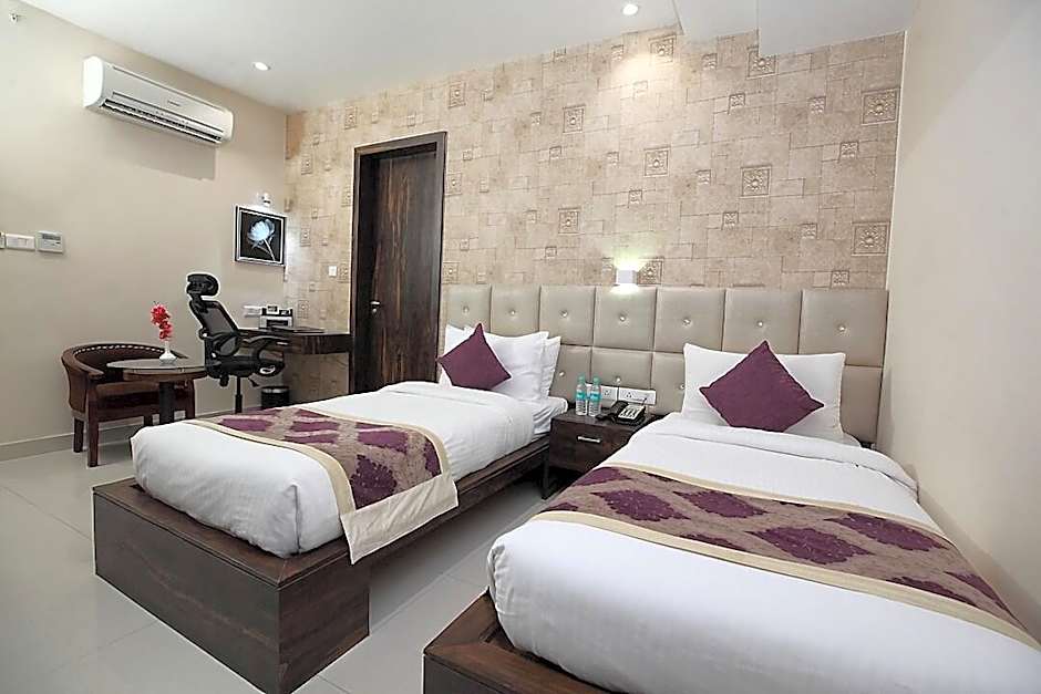 Pinnacle by Click Hotels, Lucknow
