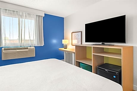 1 Queen Bed