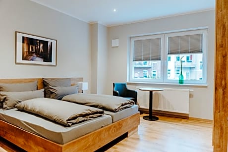 Familienzimmer-Apartment-Eigenes Badezimmer-Blick auf den Hof
