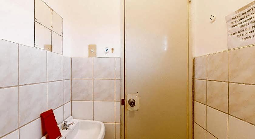RedDoorz @ Golden Travellers Inn Antique