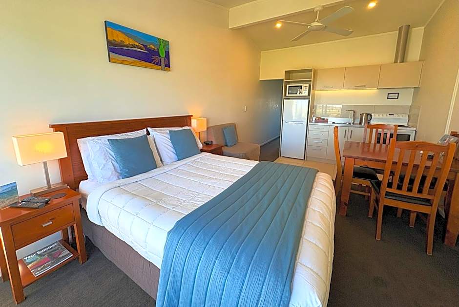 Baileys At The Beach Motel