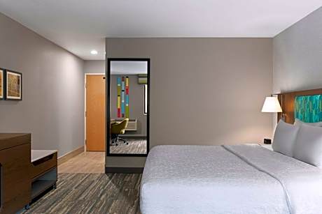King Room with Roll-In Shower - Mobility Access