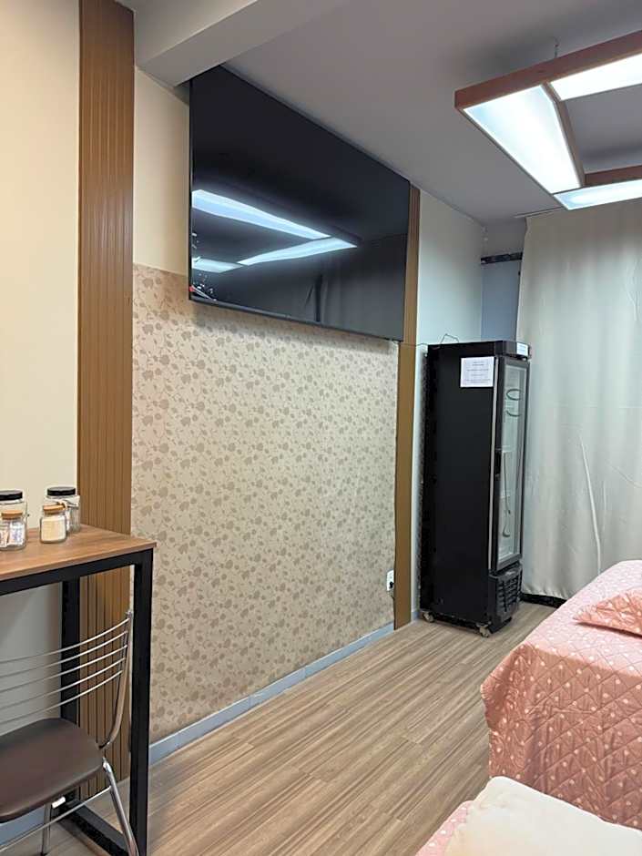 Studio com quarto e banheiro em frente ao Parque do Lago Acomoda até 2 pessoas 1 cama