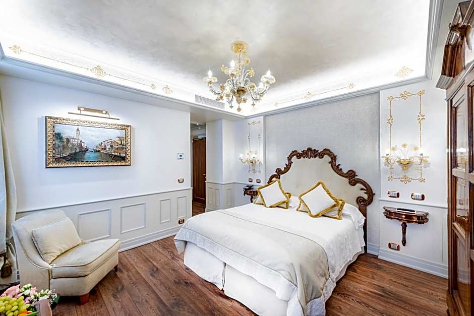 Hotel Monaco & Grand Canal