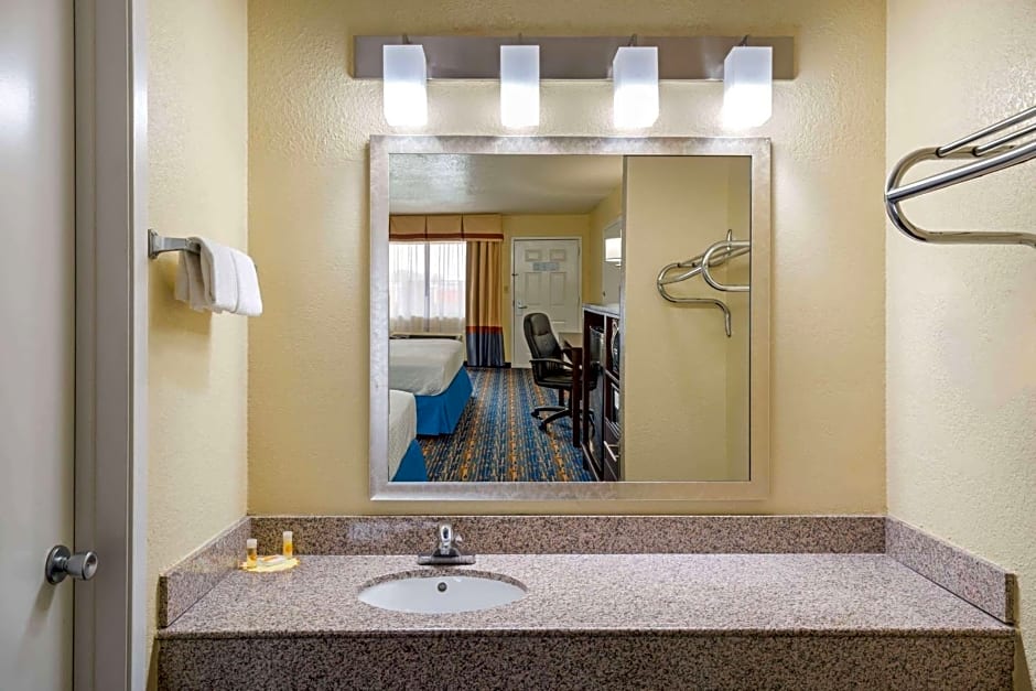 Days Inn by Wyndham San Antonio Northwest/Seaworld
