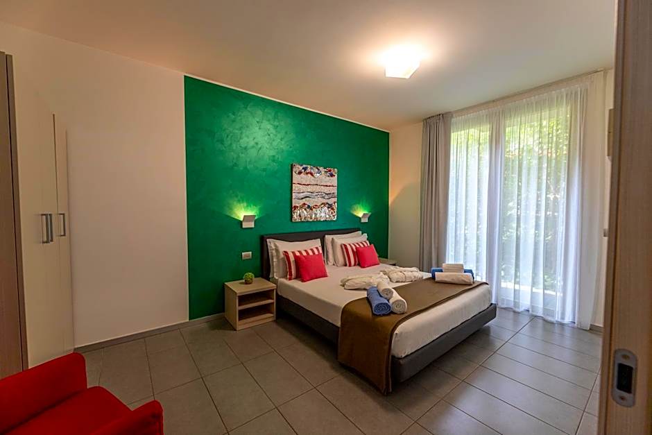 Bellagio Village- 4 Apartments by the lake - Seasonal Warm Pool and Sauna