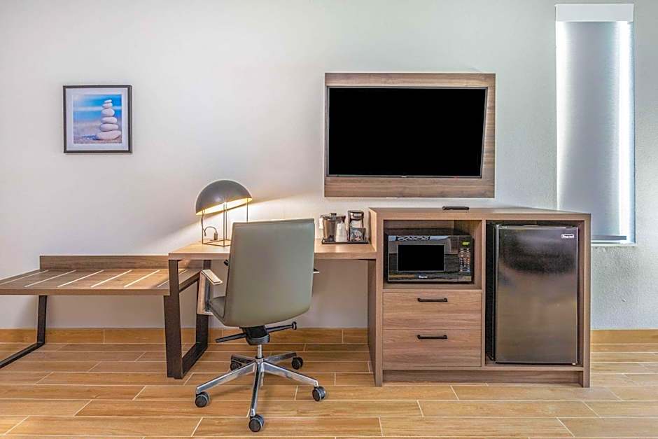 La Quinta Inn & Suites by Wyndham Galveston West Seawall