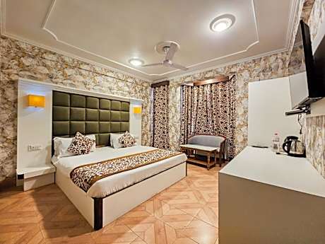 Deluxe with Breakfast & Dinner