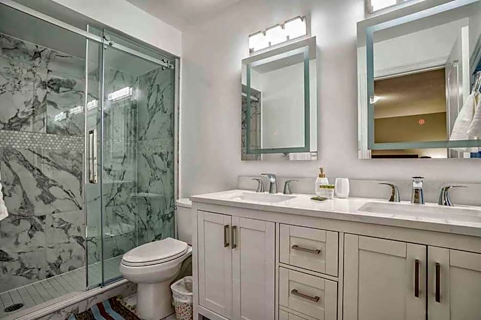 Stylish 4BR Home 20 Mins from YYZ