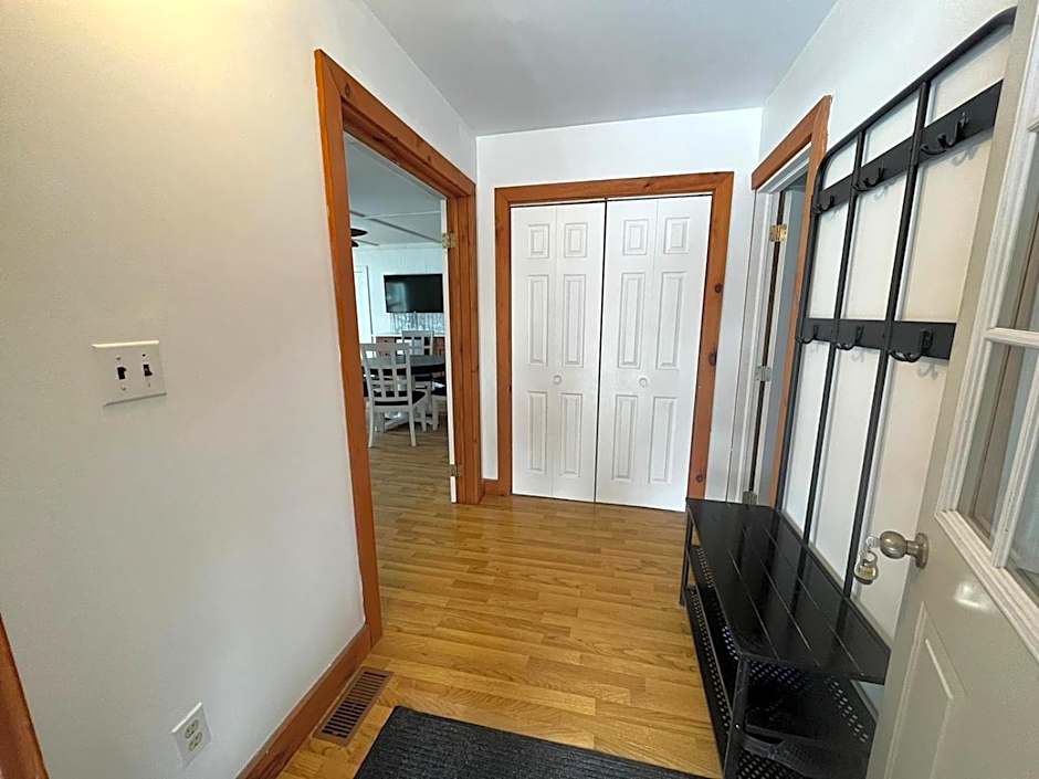 Lakehouse chalet on Sky Lake Ontario 5 bedrooms