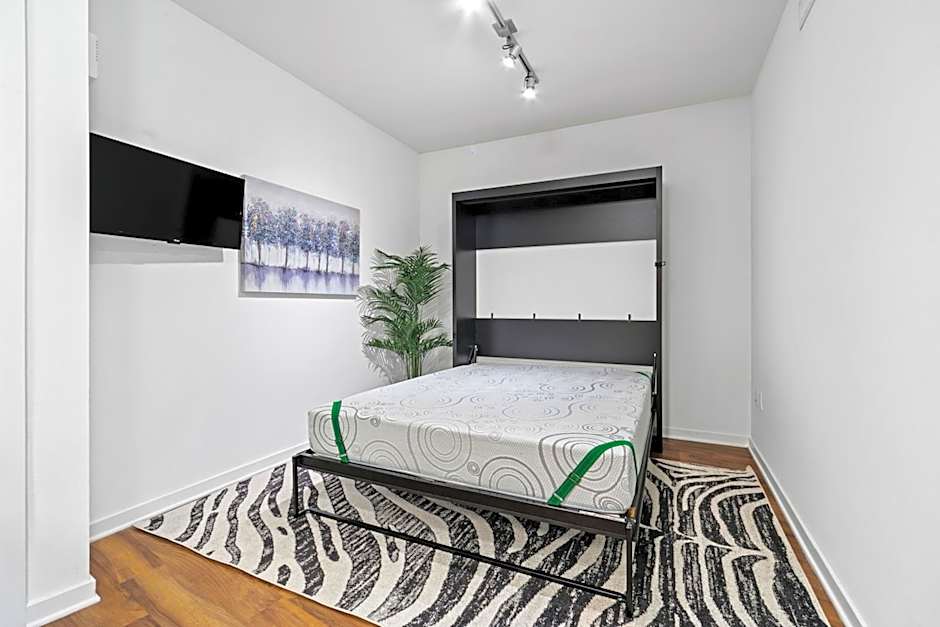 Beverly Grove Chic City Oasis 2 BR Apt with Den 138