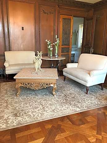 Deluxe Queen Suite