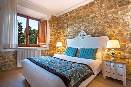 Deluxe Suite with Spa Bath