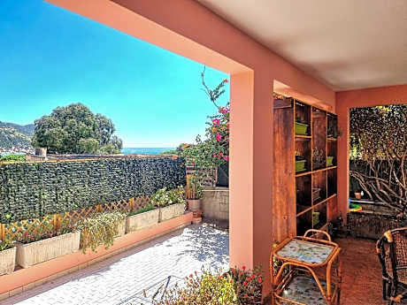 Stylish home with patio 4 min walk to the beach