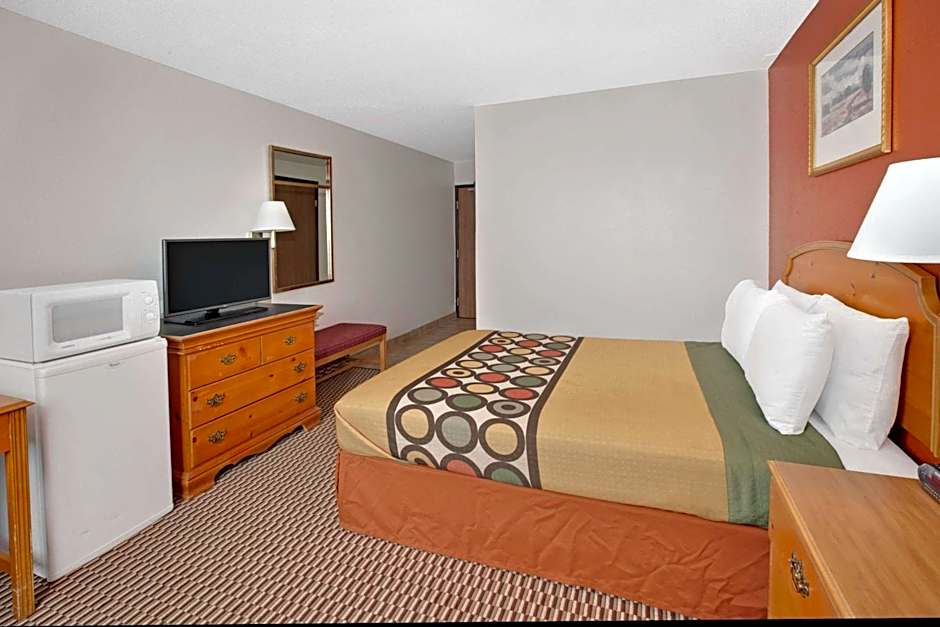 Super 8 by Wyndham Crystal Lake