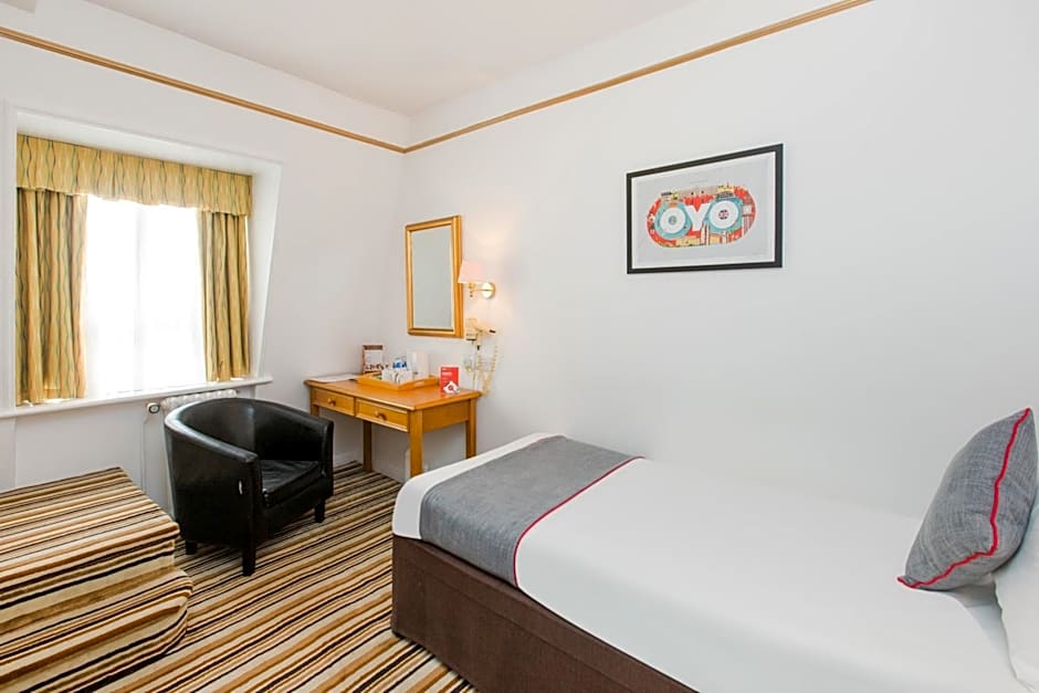 OYO Stade Court Hotel