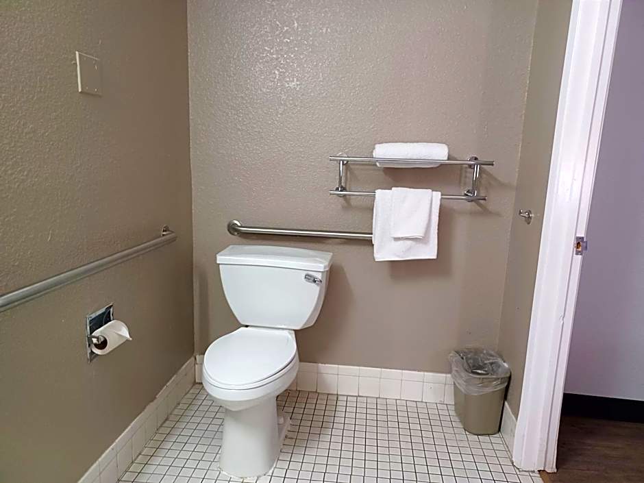 Motel 6-Fresno, CA - Blackstone North