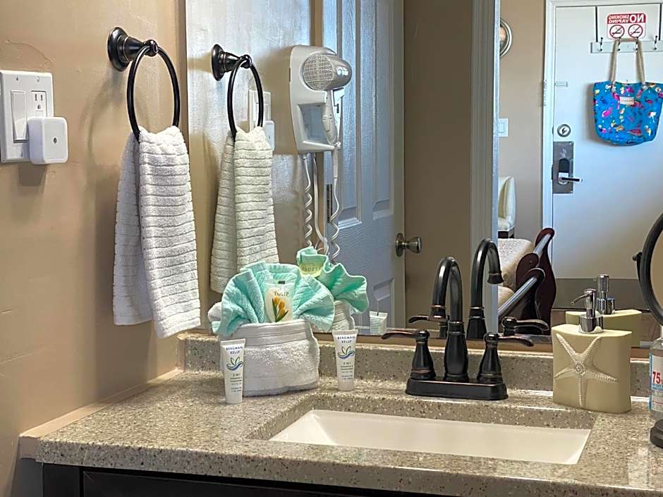 Ocean View Renovated Condo With Pool - DAYTONA BEACH