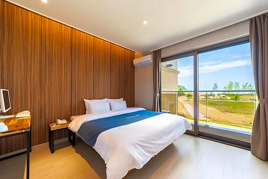 CozyCove Boutique Hotel