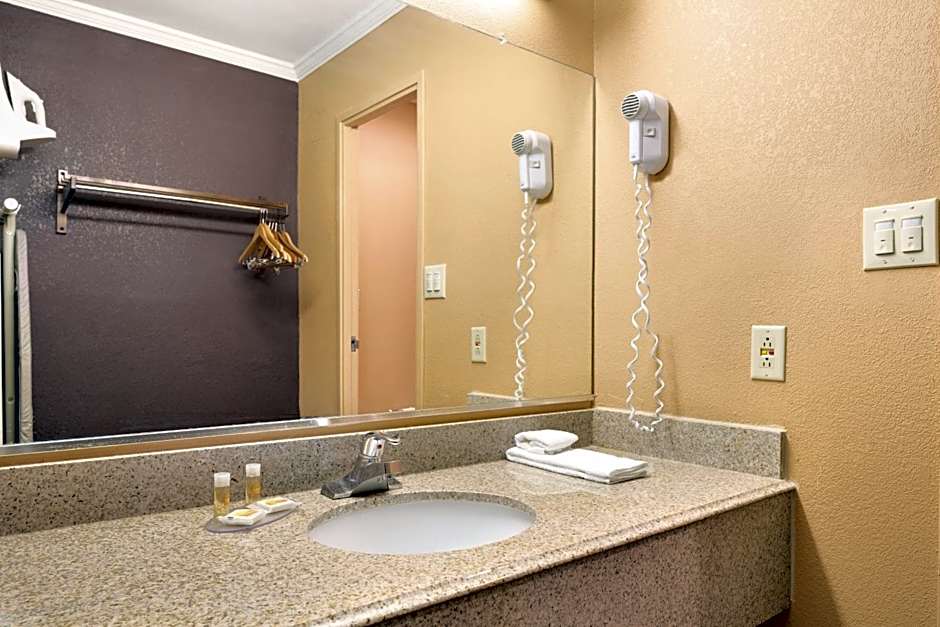 Days Inn by Wyndham Anderson IN