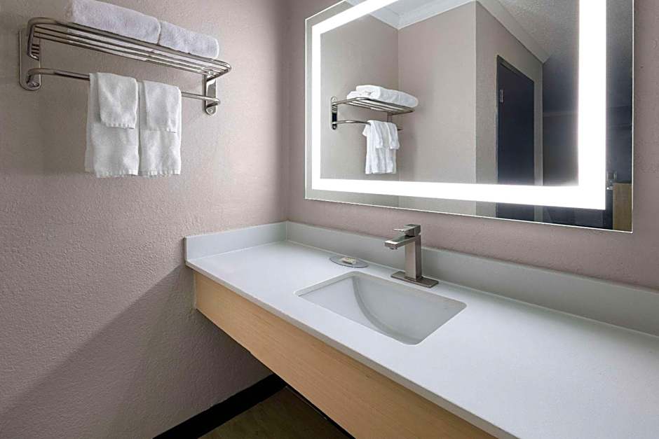 Days Inn by Wyndham Hinesville Near Fort Stewart