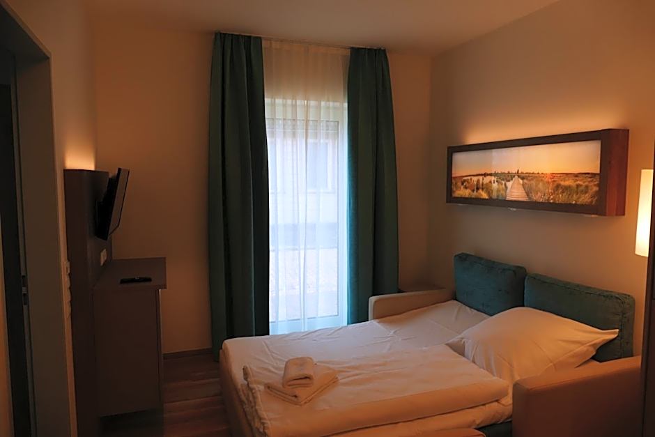 Meyn's Apartments & Hotel