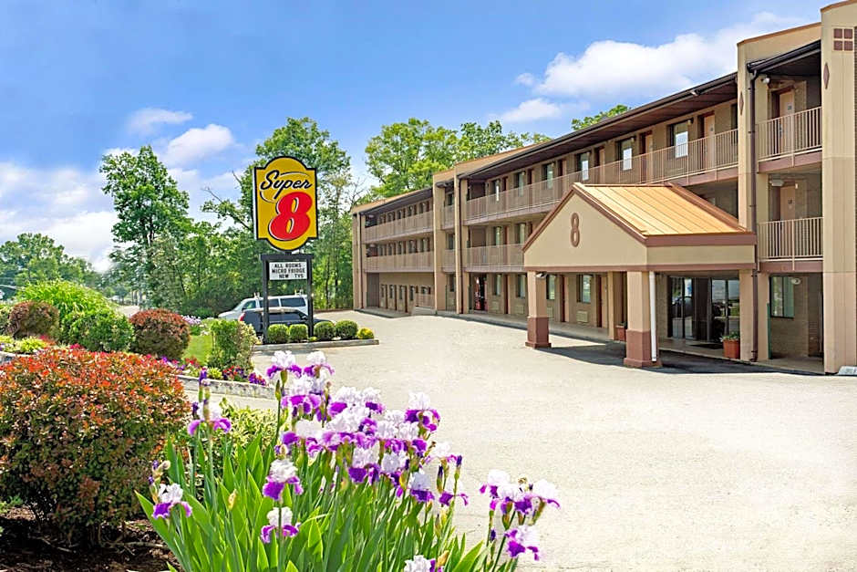Super 8 by Wyndham Laurel