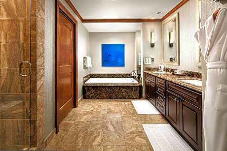 4 bedroom residence, balcony, fireplace, whirlpool