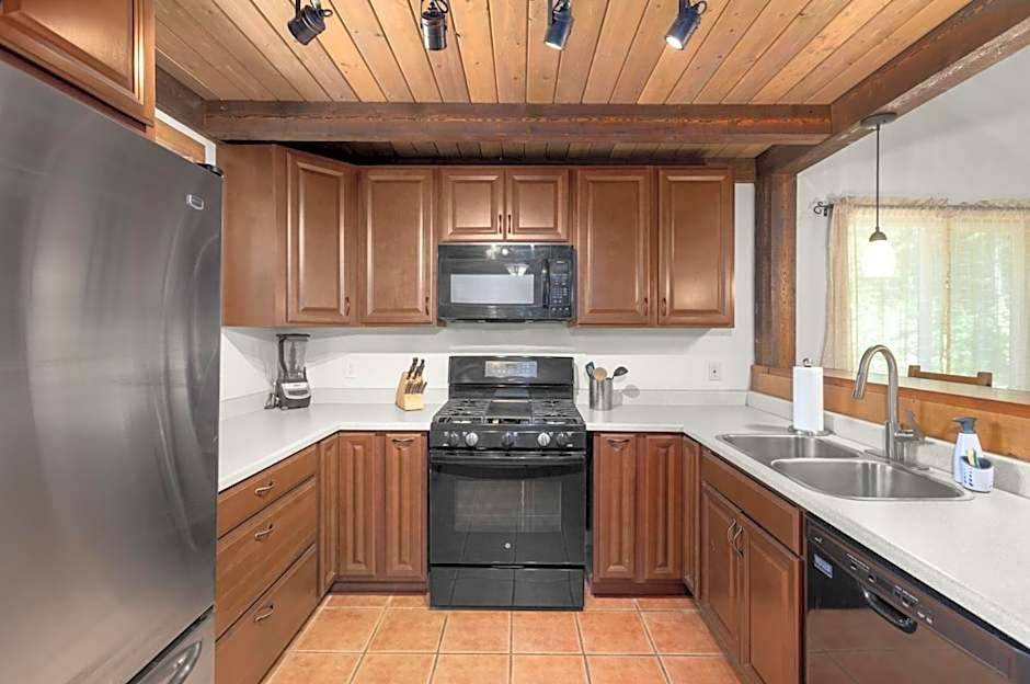 Summit Mountain Lodge and Steakhouse