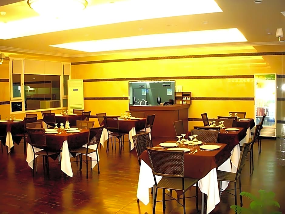 Townhouse Oak Vera Hotel Near Clark International Airport
