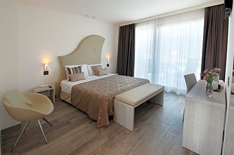 Junior Suite Deluxe Double with Lake View