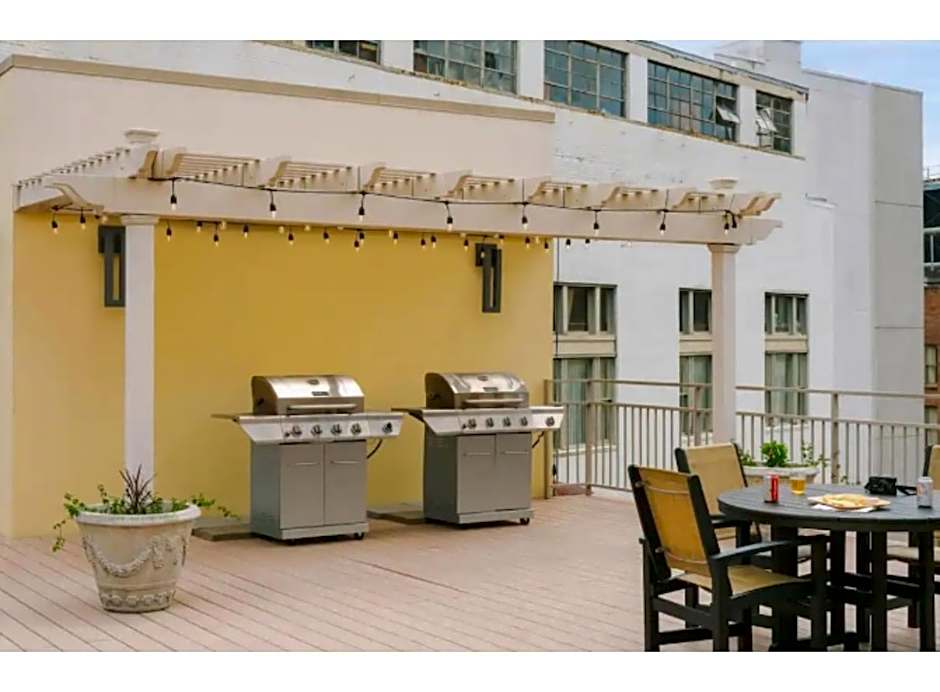 Amazing Condos Beautiful View 2 Blocks To French Quarter, Small Rooftop Pool, Gym, Seanger Theater, Super Dome, And Bourbon St