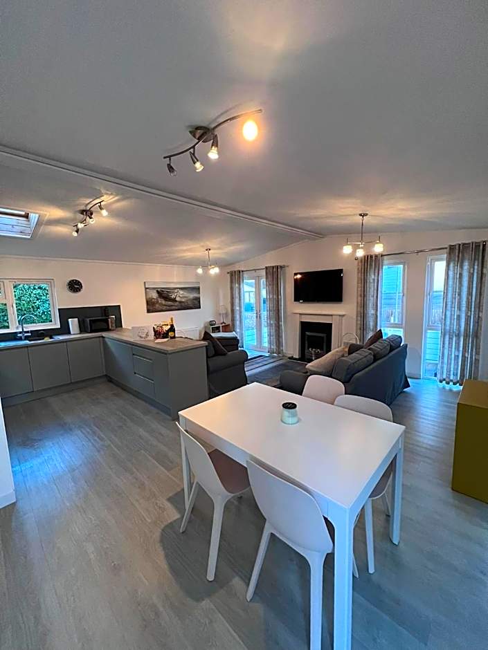 The Warren Holiday Park - Family Chalet