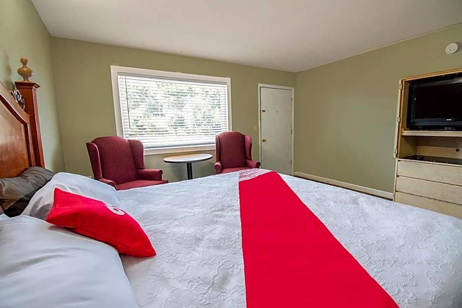 OYO Hotel Calhoun, GA I-75