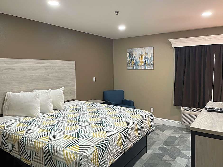 Photo 1 of 4 of 1 King Bed | Mob Acc RI Shwr Nsmk Micfridg