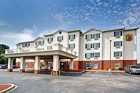 Super 8 by Wyndham Louisville/Expo Center