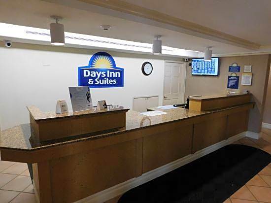 Days Inn & Suites by Wyndham Schaumburg
