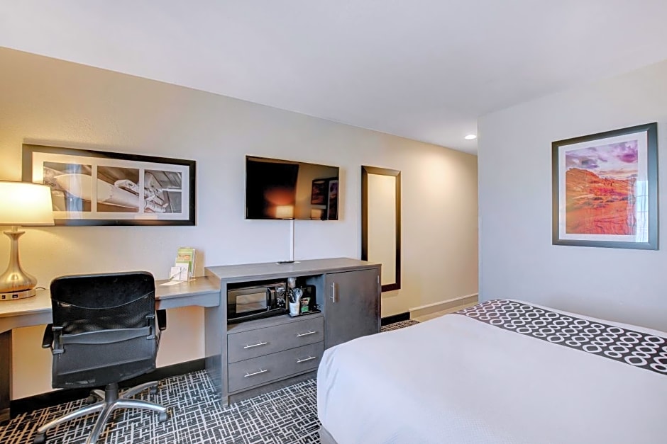 La Quinta Inn & Suites by Wyndham Las Vegas Nellis